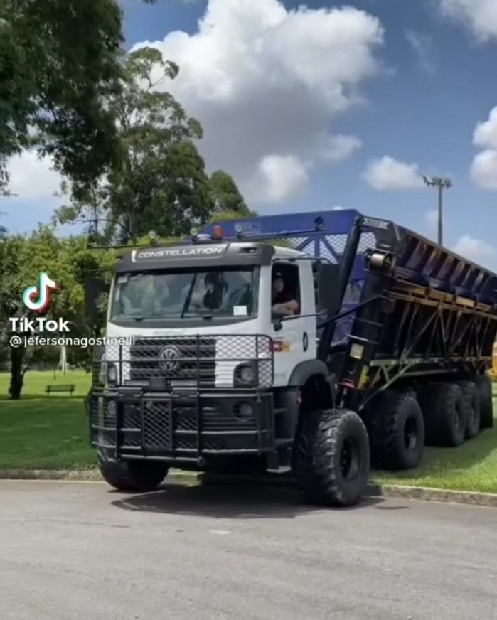 Caminhão mais arqueado do Brasil está pronto e causa polêmica nas