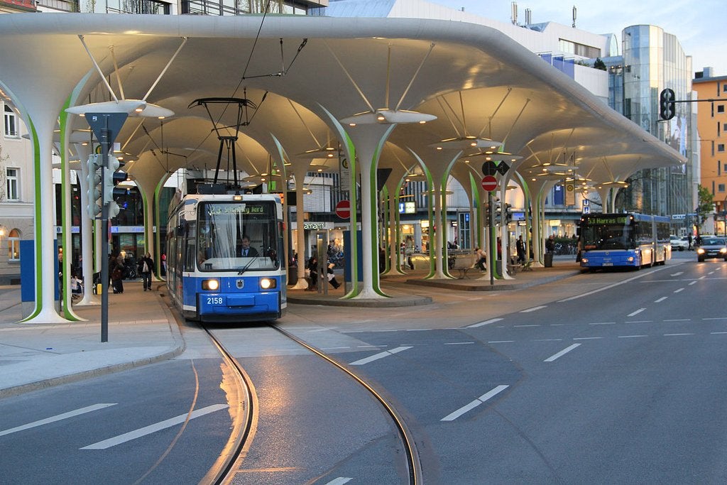 Использование общественного транспорта. Легкорельсовый транспорт в Израиле. Легкорельсовая транспортная система Тель-Авива. Современный общественный транспорт. Автобусная станция.